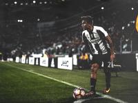 IM竞技体育平台-雷霆对阵勇士，米切尔关键回合不手软，一剑封喉定乾坤