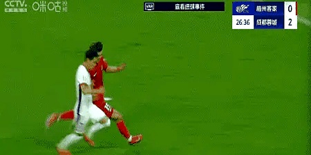 精彩进球犹如闪电横空，赛场沸腾