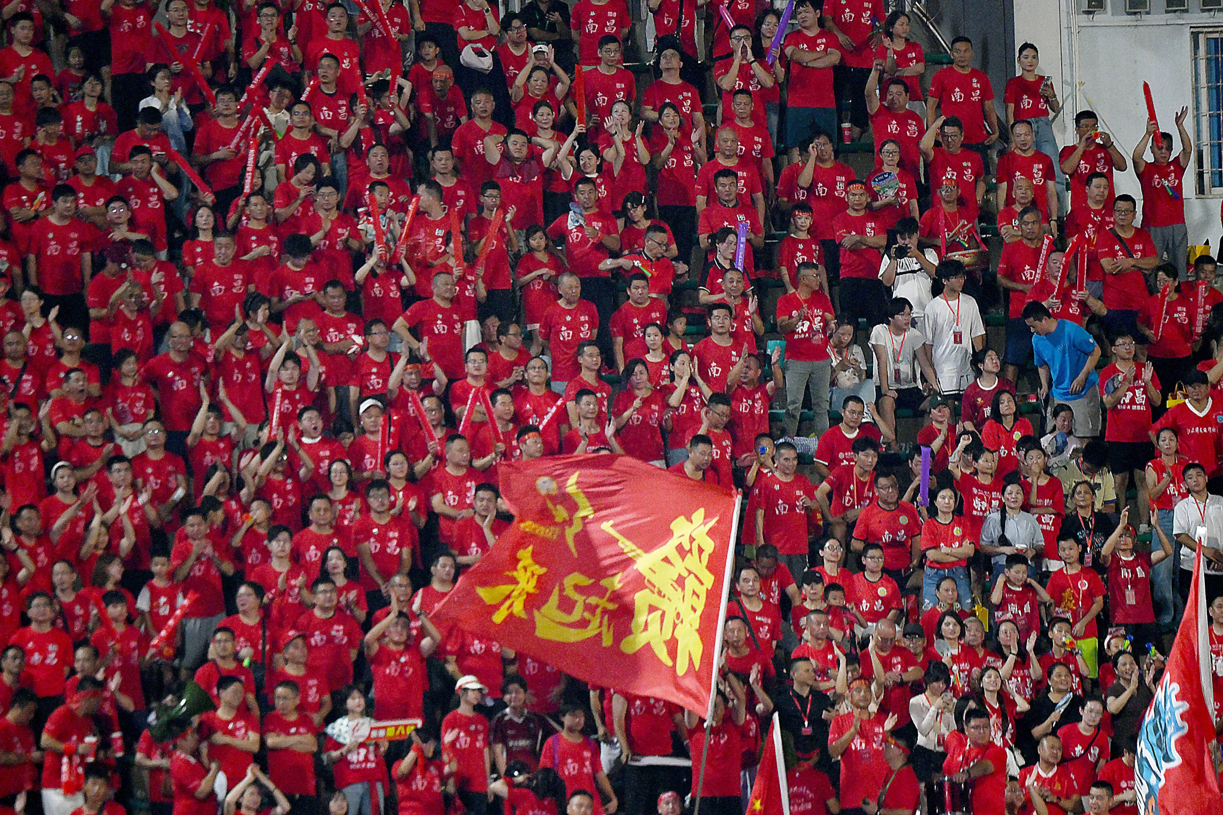 精彩进球犹如闪电横空，赛场沸腾
