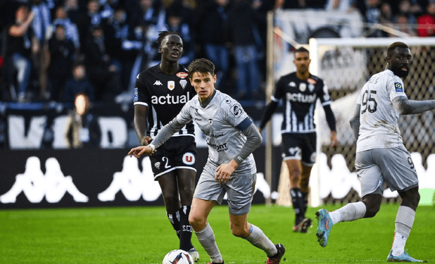 包含南特主教练拥有多方战术，带领球队连胜的词条