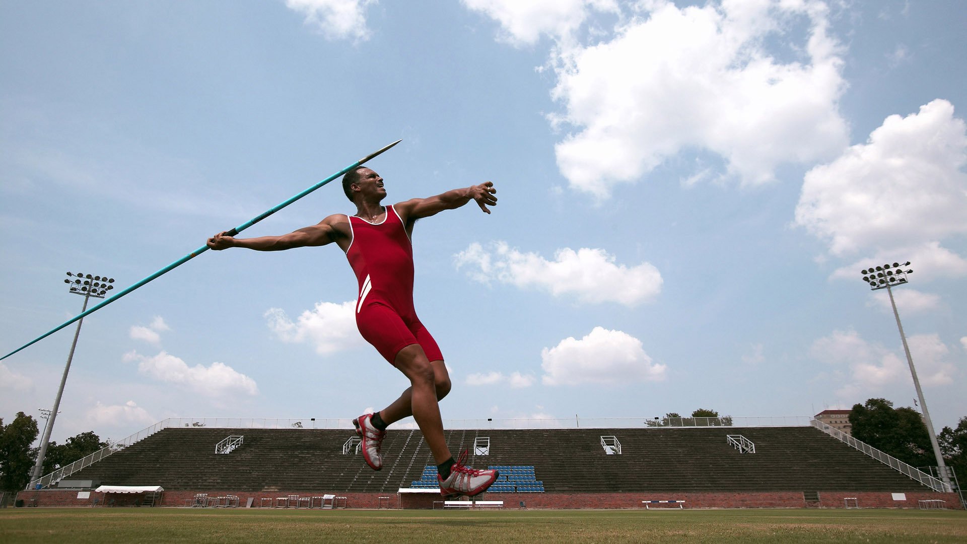 活塞逆转广东队,武切维奇在F1赛道接管比赛,跨界竞技的传奇一日