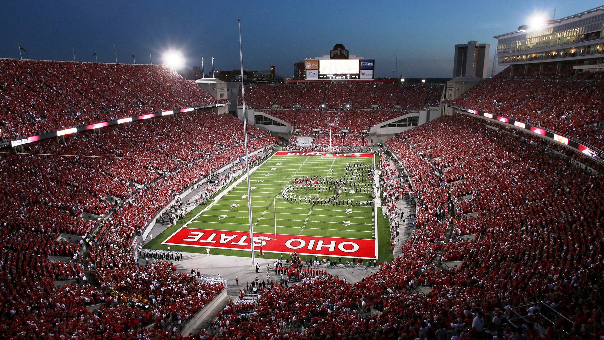 维斯塔潘点燃赛场激情，迈凯伦力克红牛二队展现唯一性逆袭