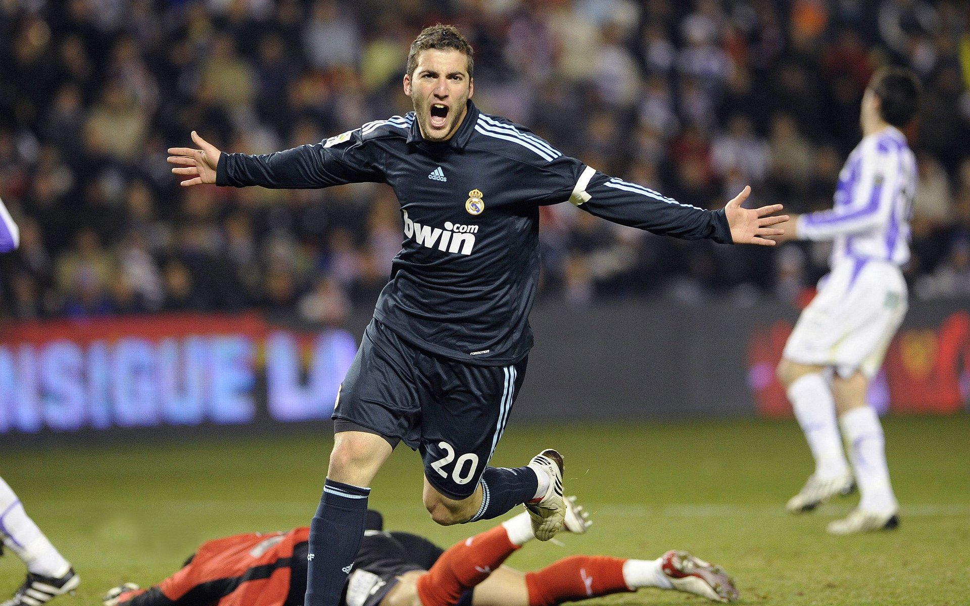 维斯塔潘点燃赛场激情，迈凯伦力克红牛二队展现唯一性逆袭