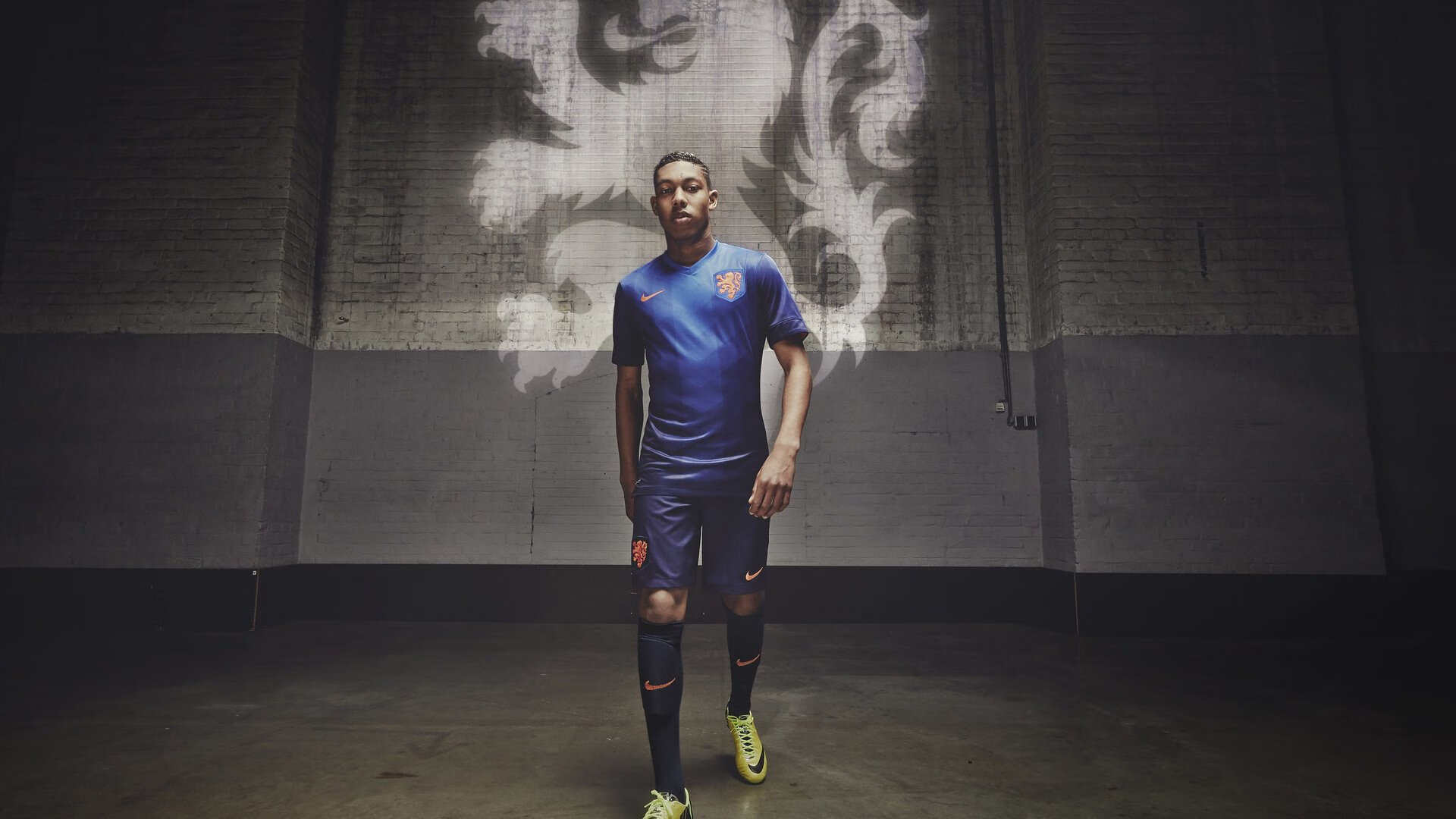 塞恩斯点燃赛场,威廉姆斯险胜法拉利,一场改写历史的雨战